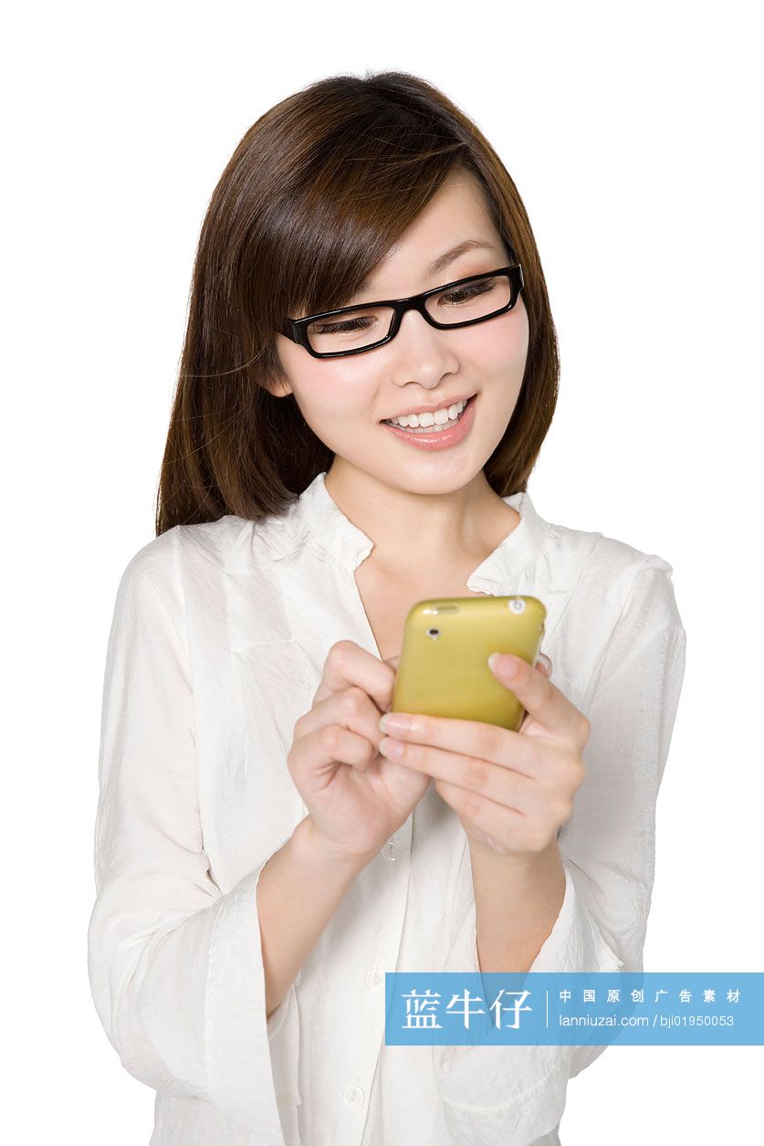年轻女性看手机