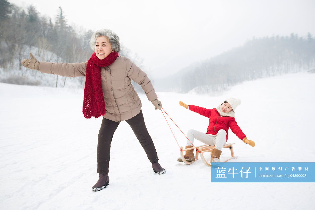快乐的奶奶和孙女在雪地上拥抱-蓝牛仔影像-中国原创广告影像素材