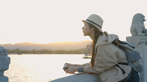 年轻女子在颐和园旅游