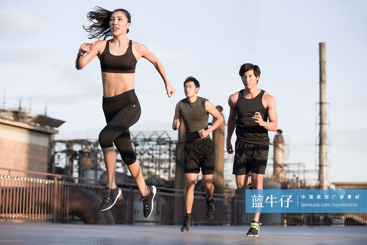 年轻人户外跑步锻炼