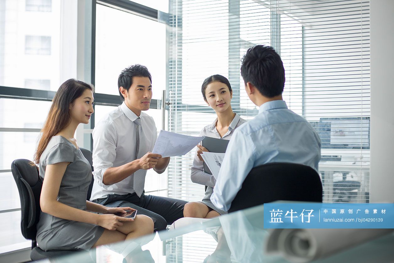 年轻商务人士开会讨论