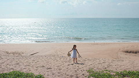 小女孩在沙滩玩耍