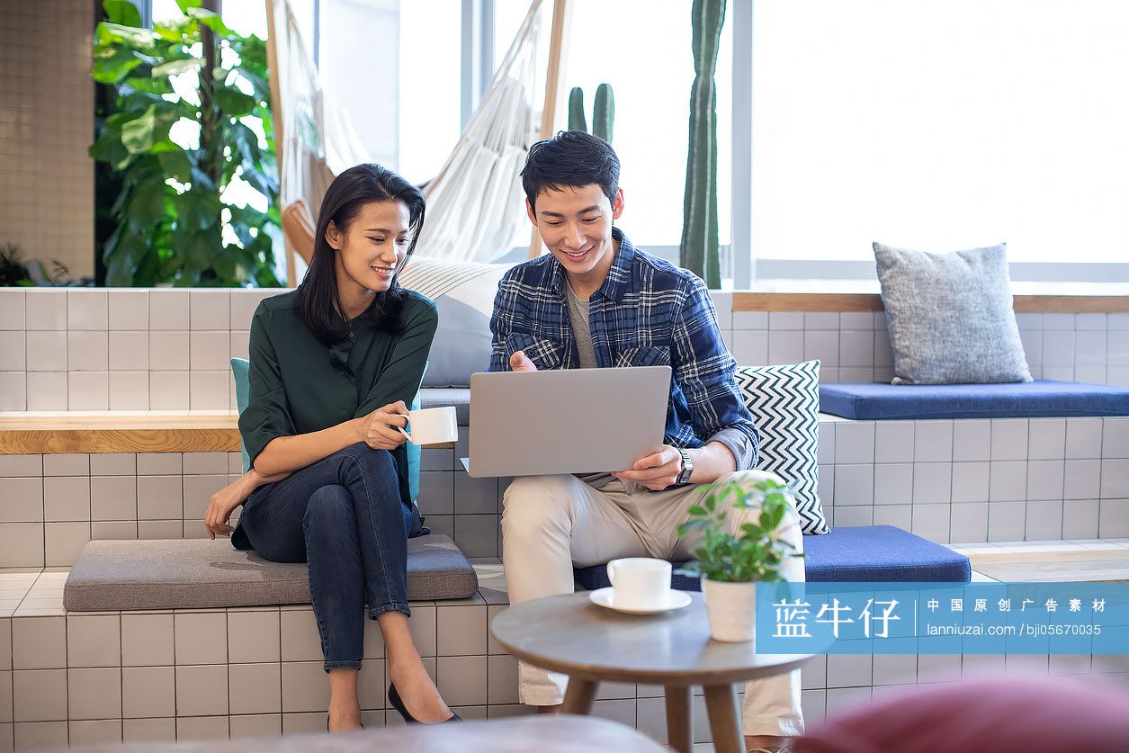 年轻大学生使用笔记本电脑-蓝牛仔影像-中国原创广告影像素材