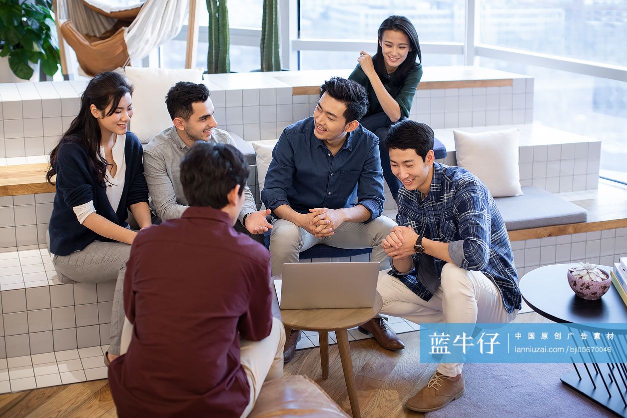 年轻大学生讨论课题