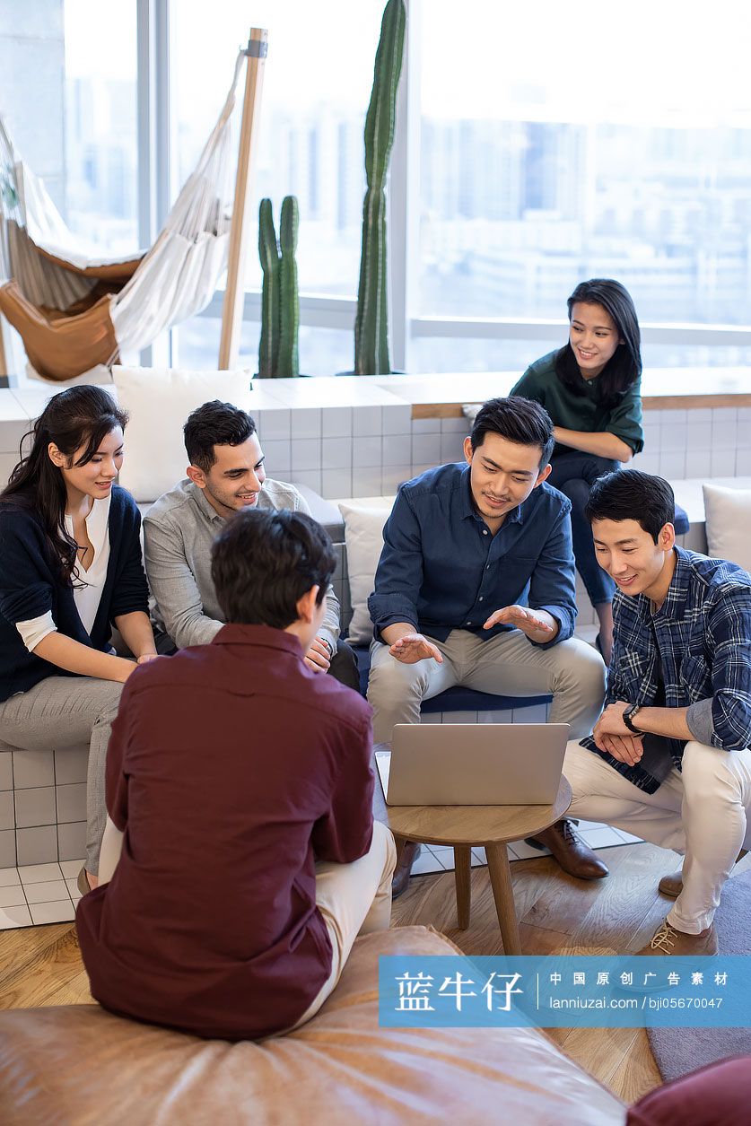 年轻大学生讨论课题