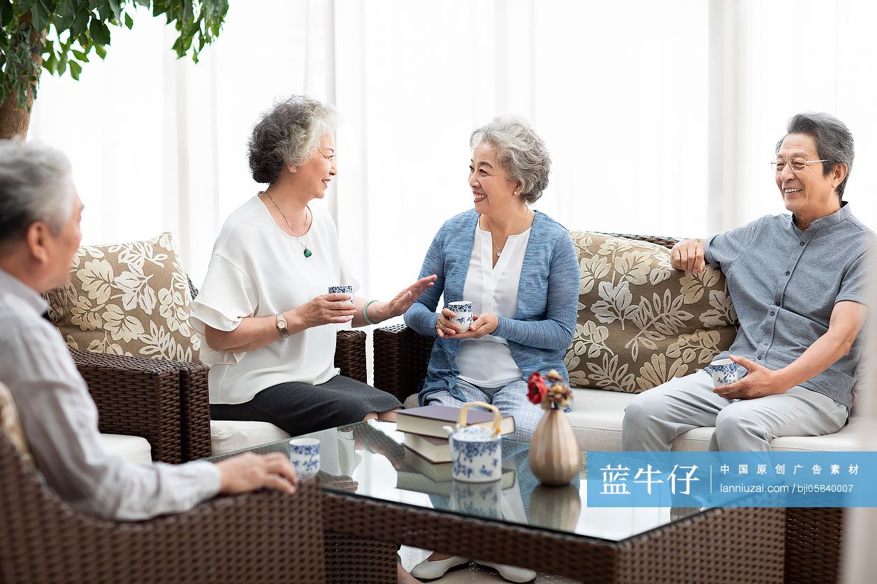 快乐的老年朋友喝茶聊天