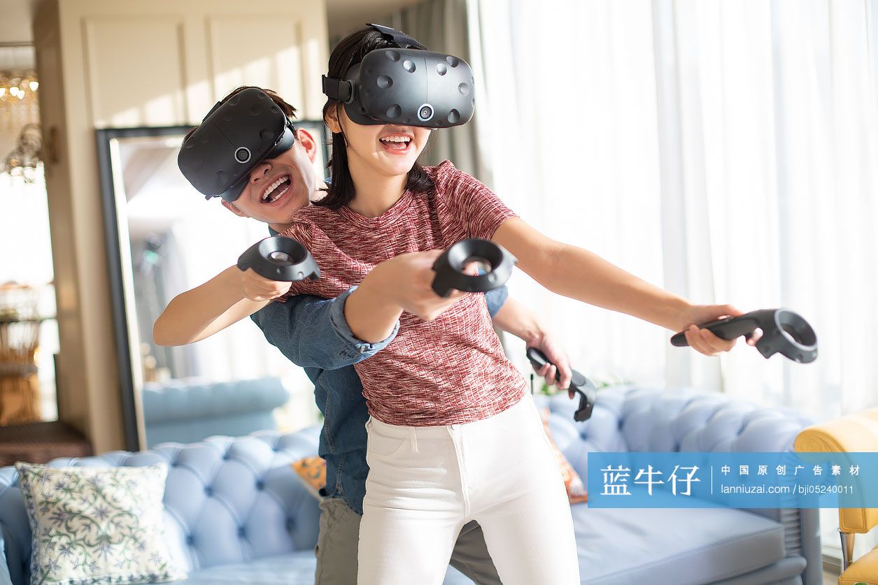 年轻情侣在家玩VR游戏
