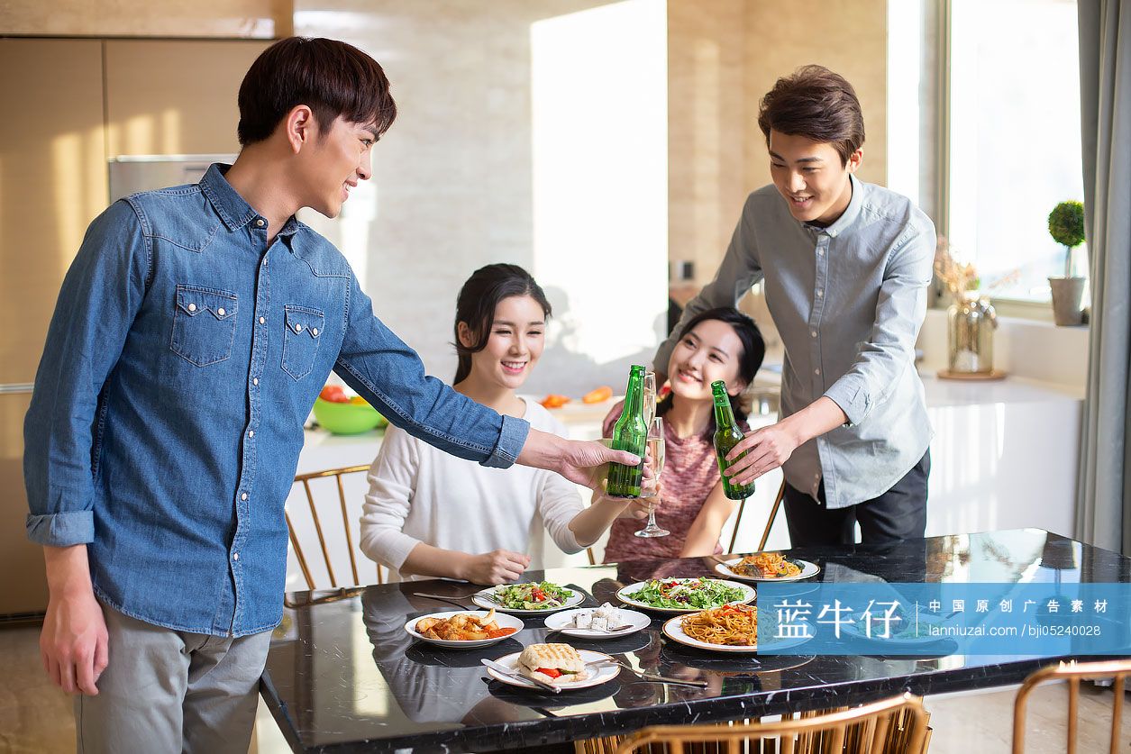 年轻朋友在家聚餐