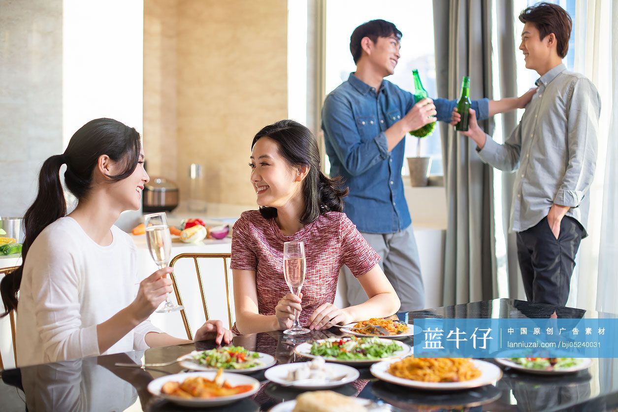 年轻朋友在家聚餐
