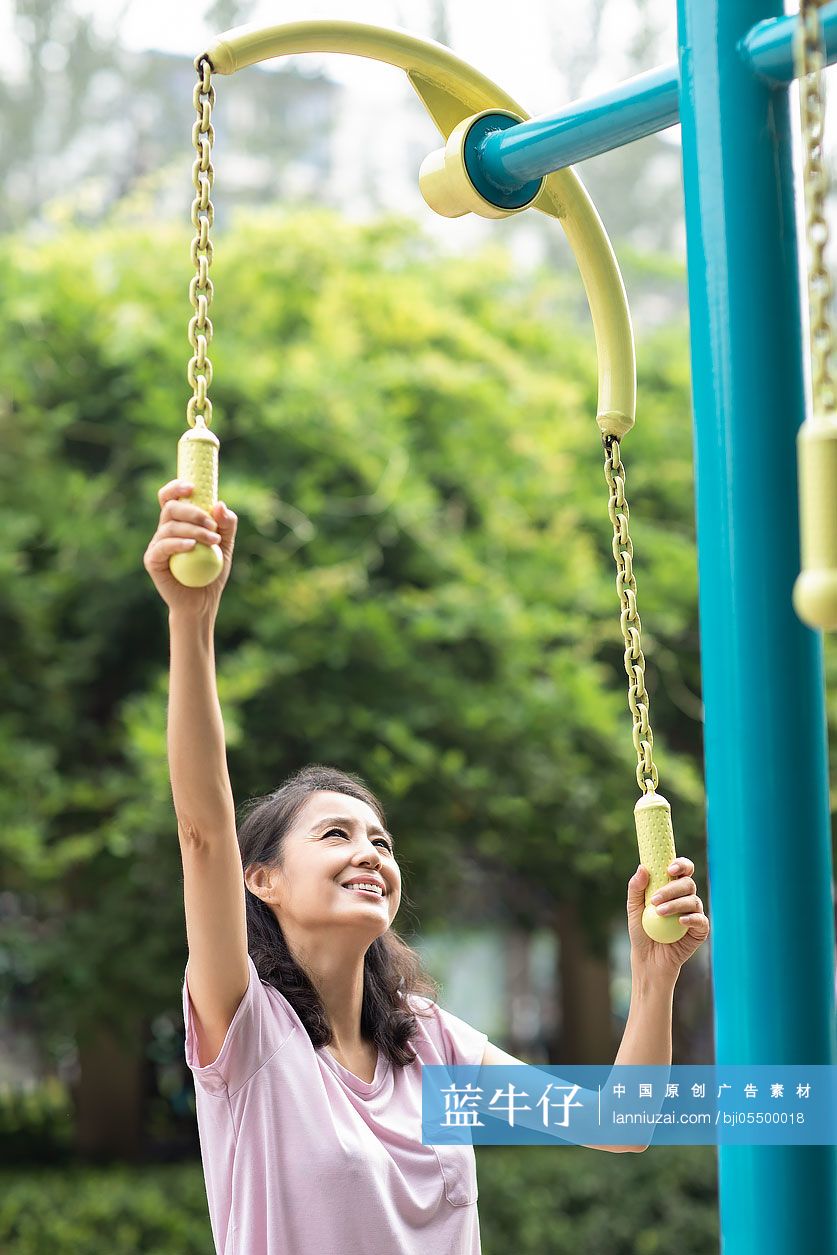成熟女士在公园锻炼
