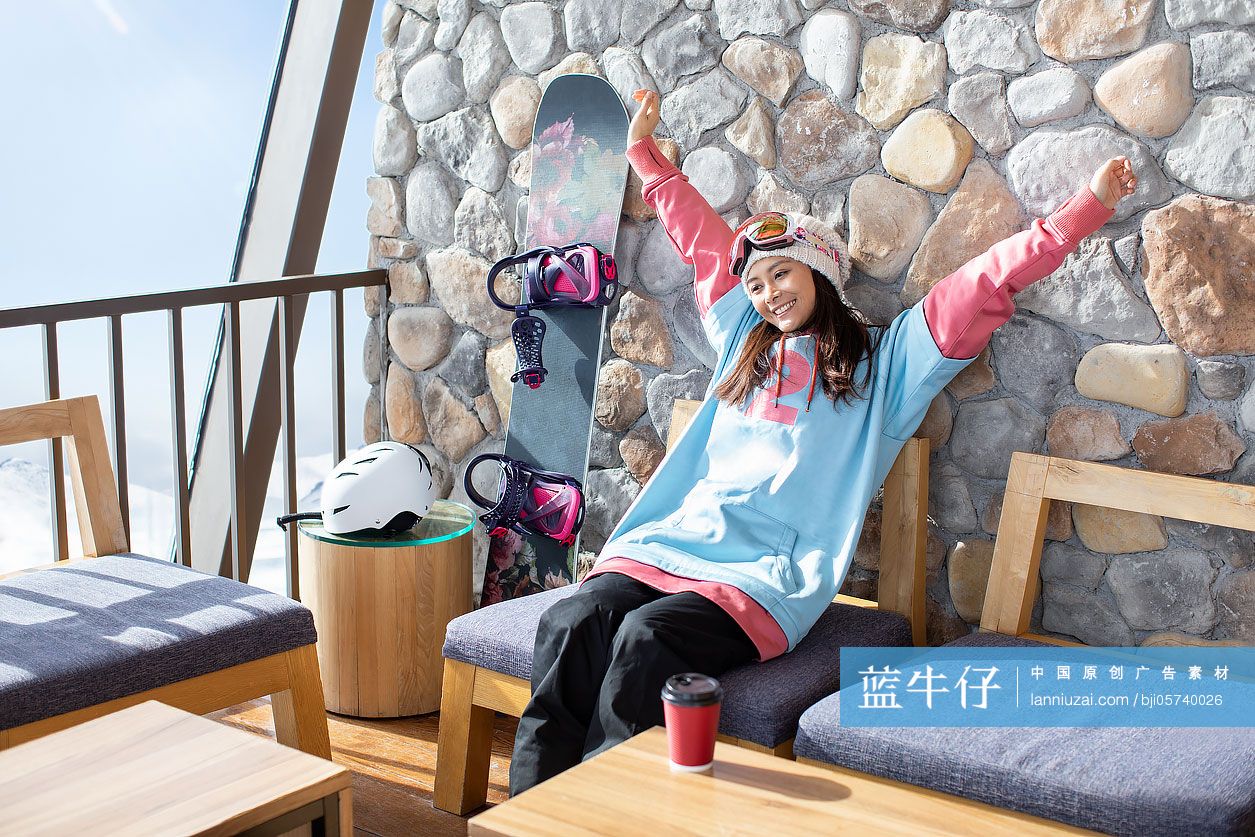 快乐的年轻女士喝咖啡