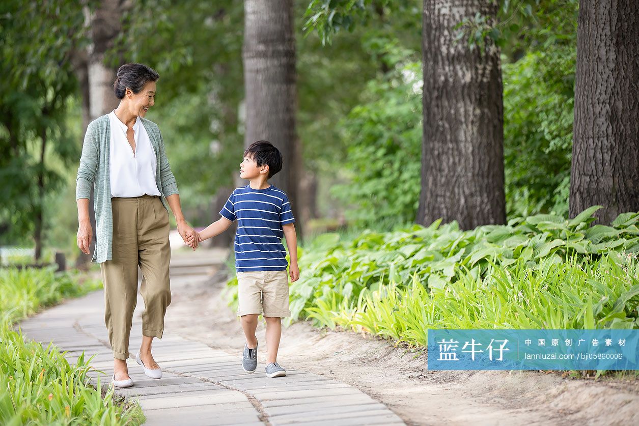 祖孙两人在公园散步