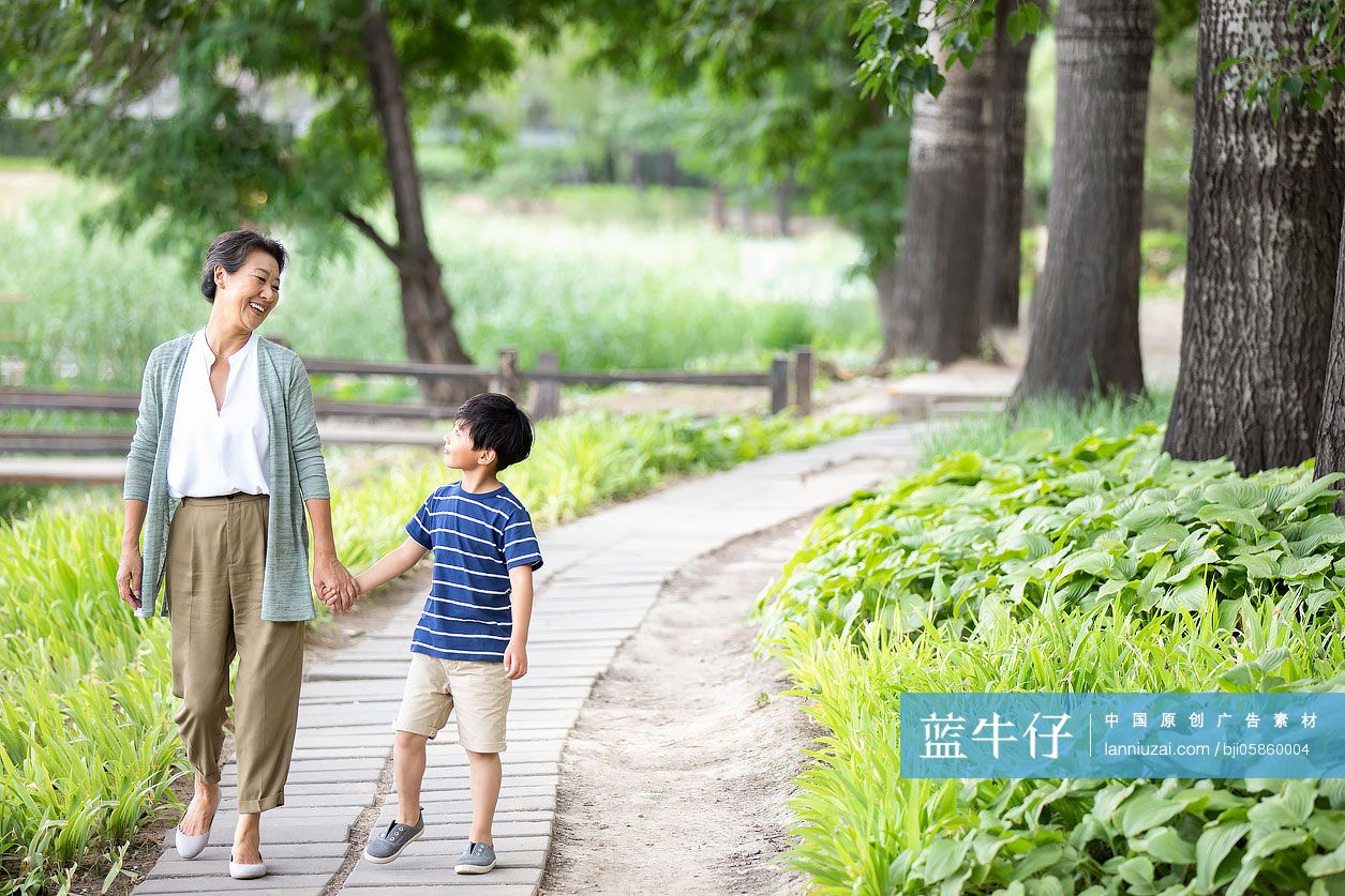 祖孙两人在公园散步