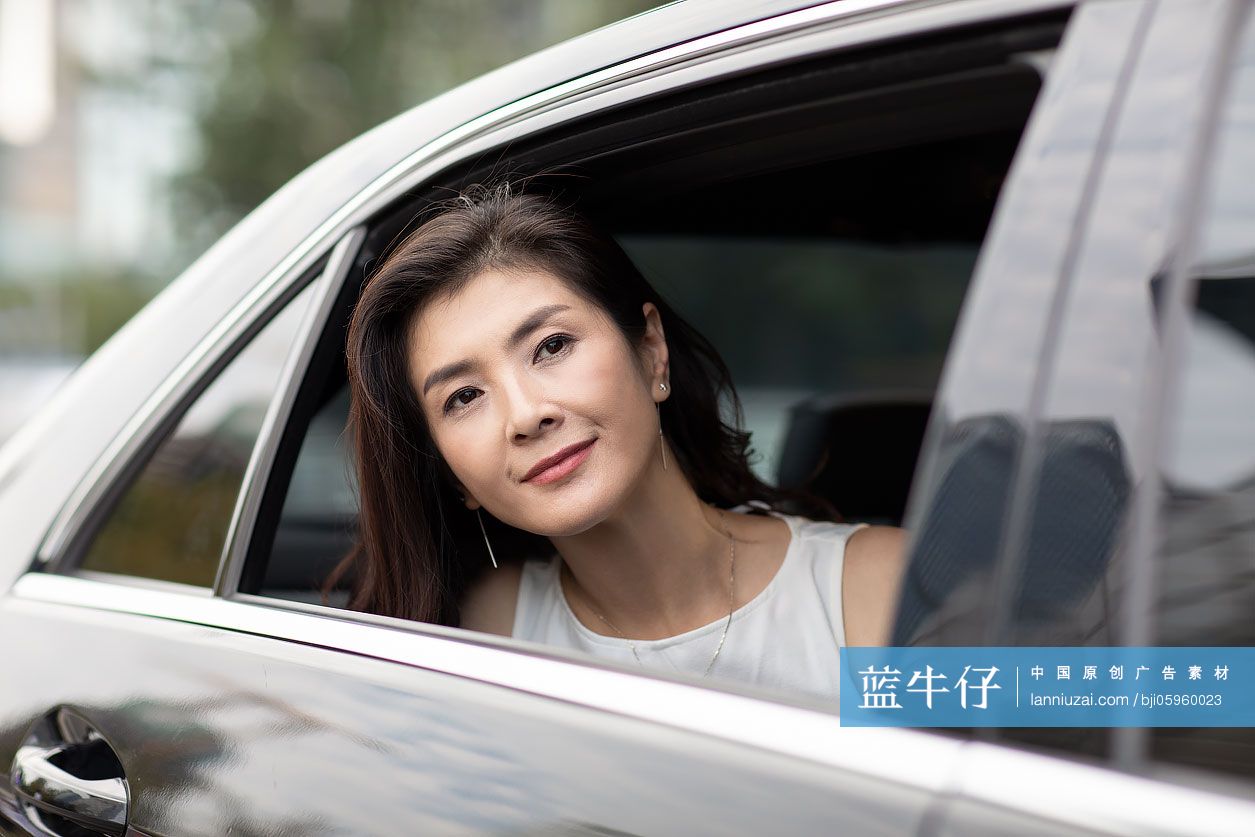 成功的商务女士在车里