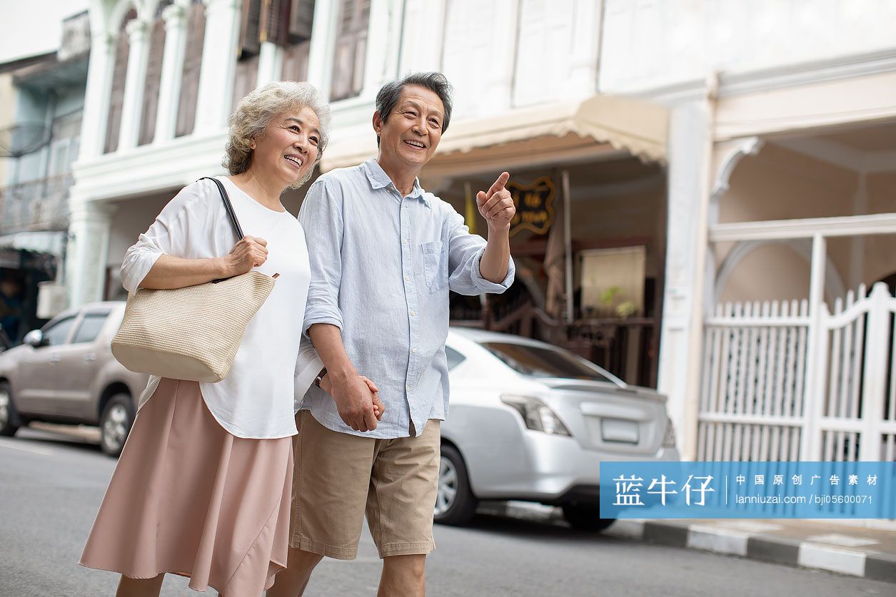 快乐的老年夫妇在街头散步