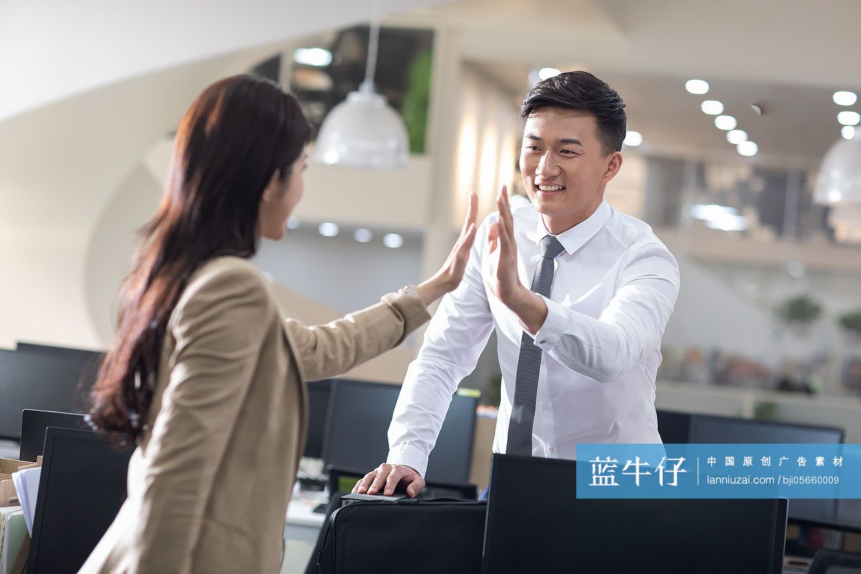商务人士在办公室击掌庆祝