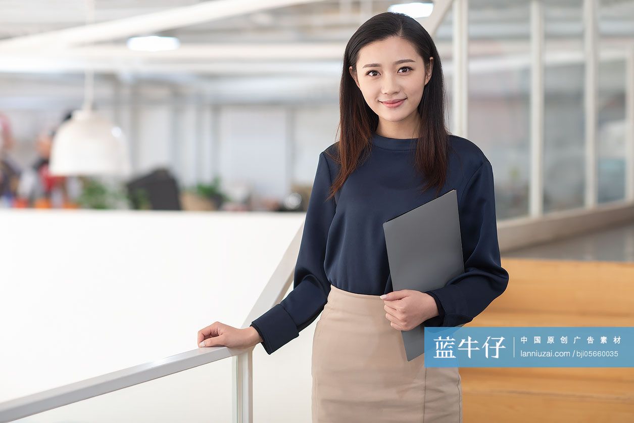 年轻商务女士拿着文件夹