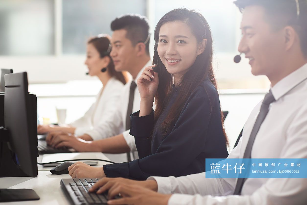 商务人士在办公室工作