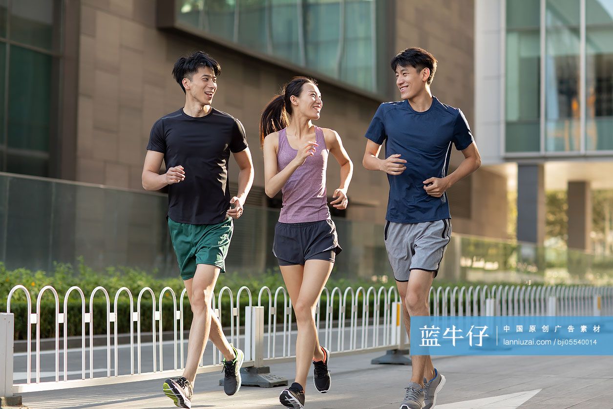年轻人户外跑步