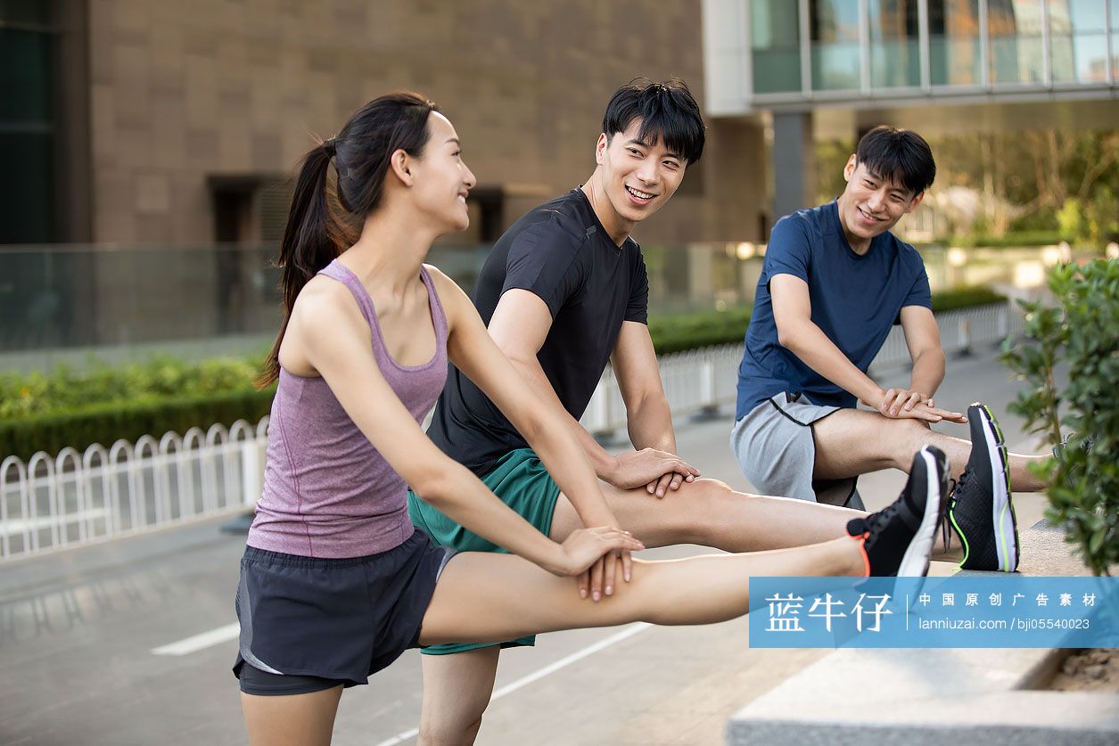 年轻人户外运动热身