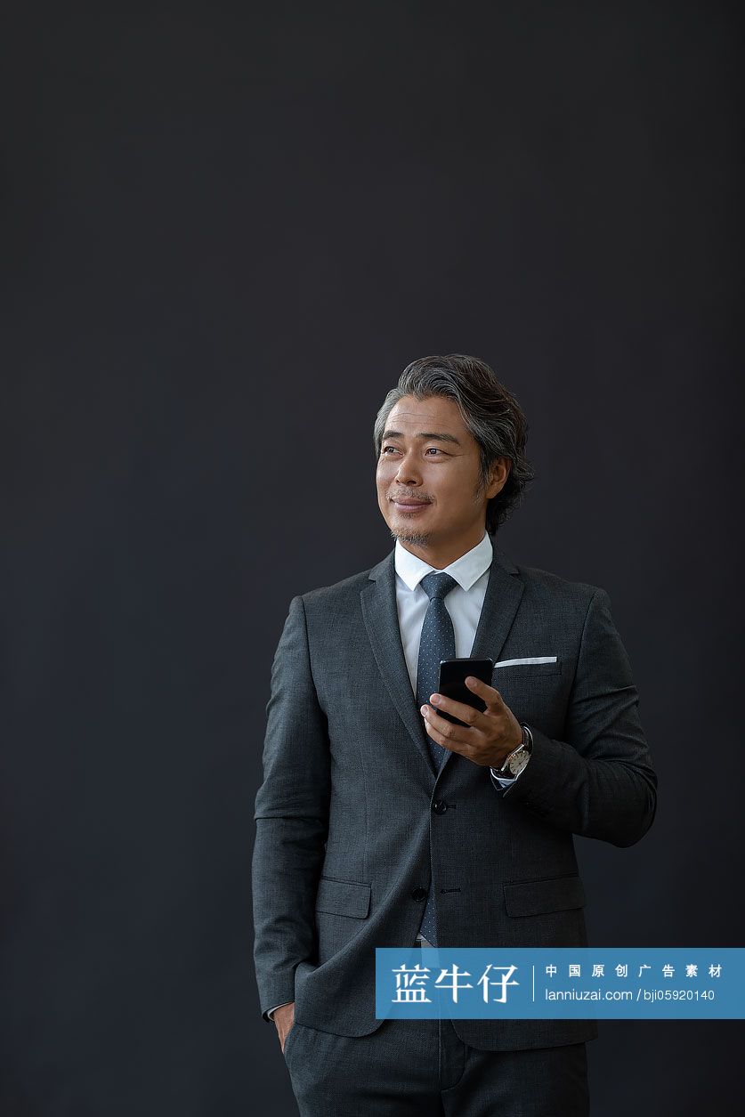 成功商务男士使用手机