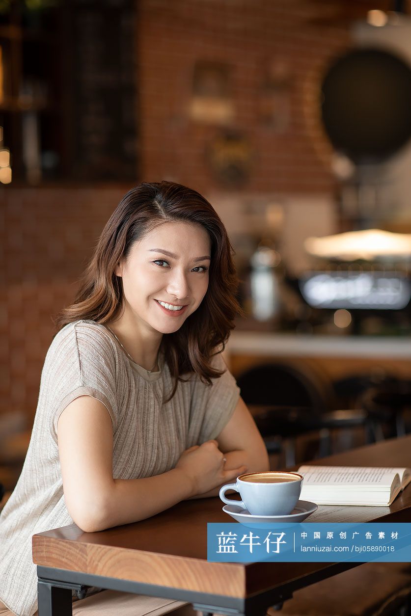 优雅女士在咖啡店喝咖啡