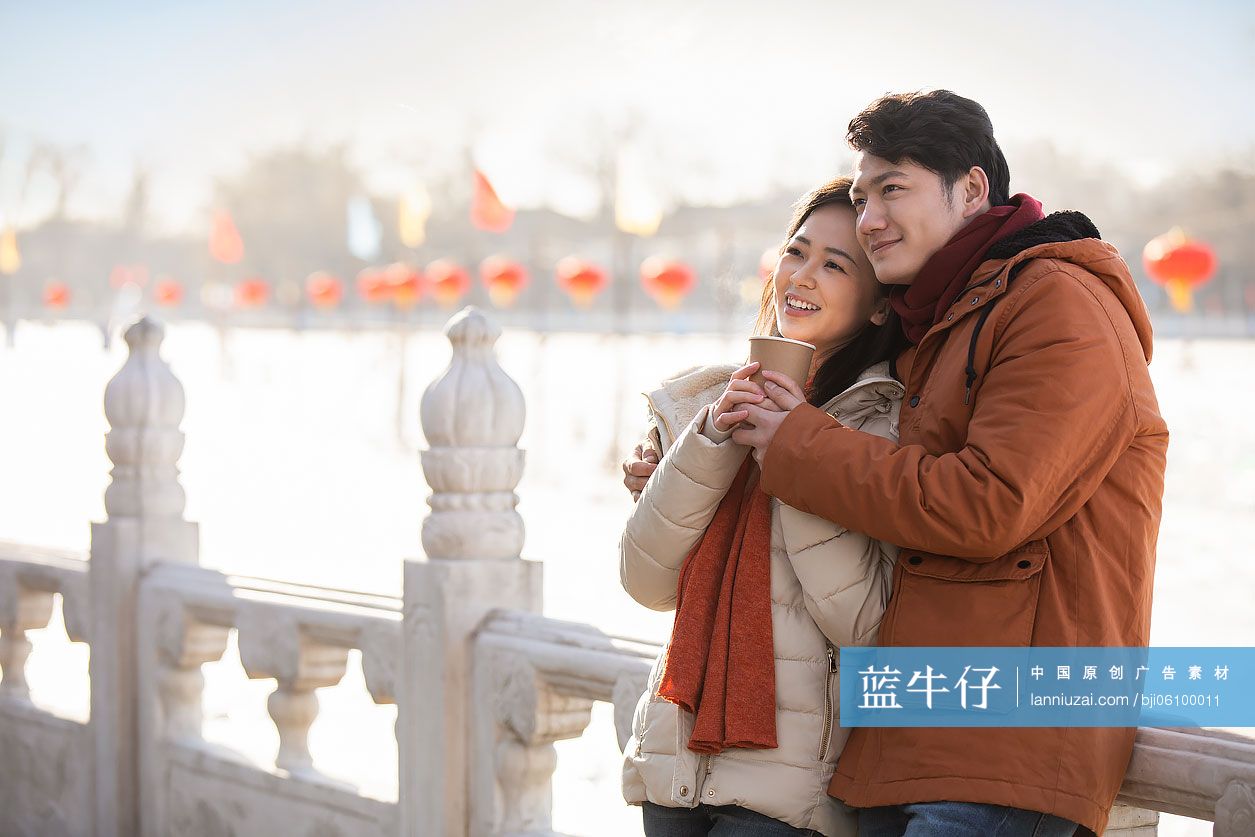 年轻情侣冬日约会