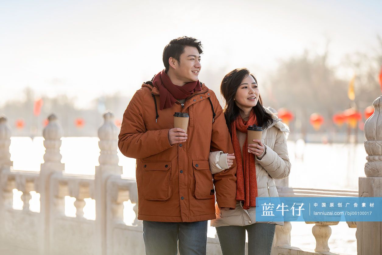 年轻情侣冬日约会