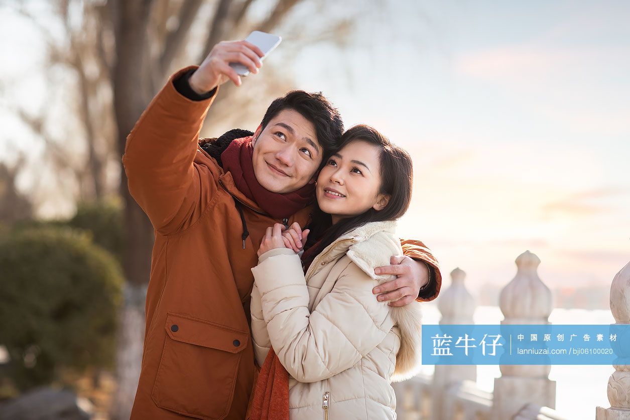 年轻情侣户外自拍