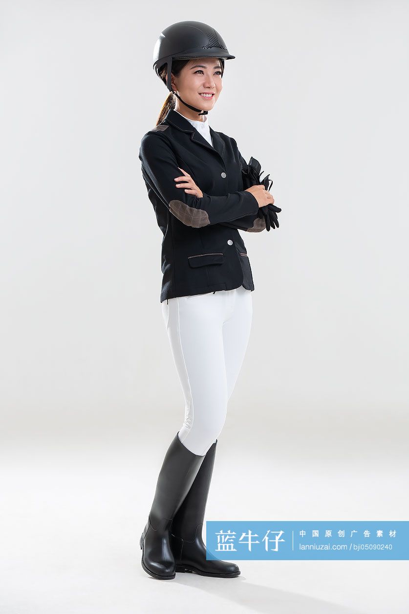 年轻女士身穿马术服