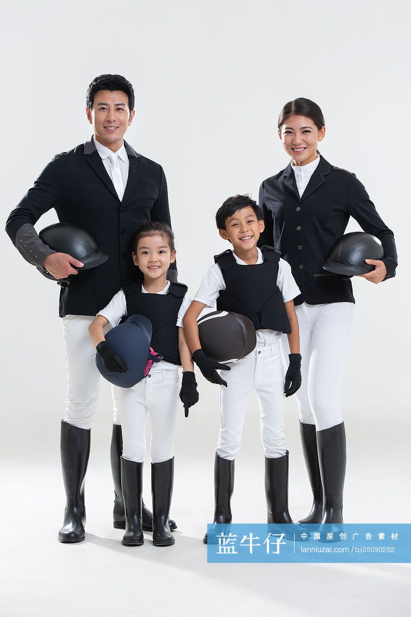 年轻家庭身穿马术服
