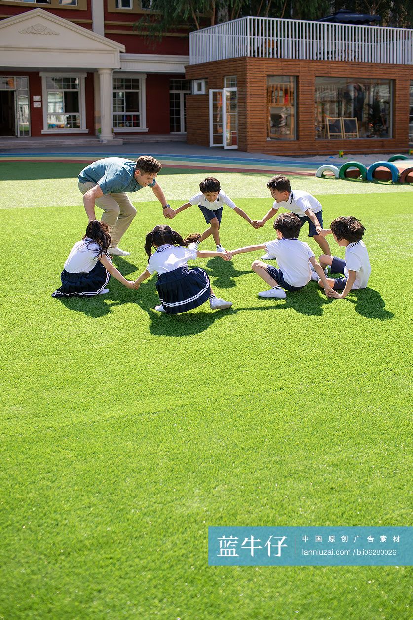 外教和孩子在操场玩耍