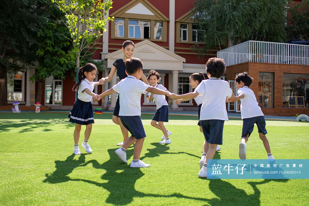 幼儿园老师和学生在操场上玩耍