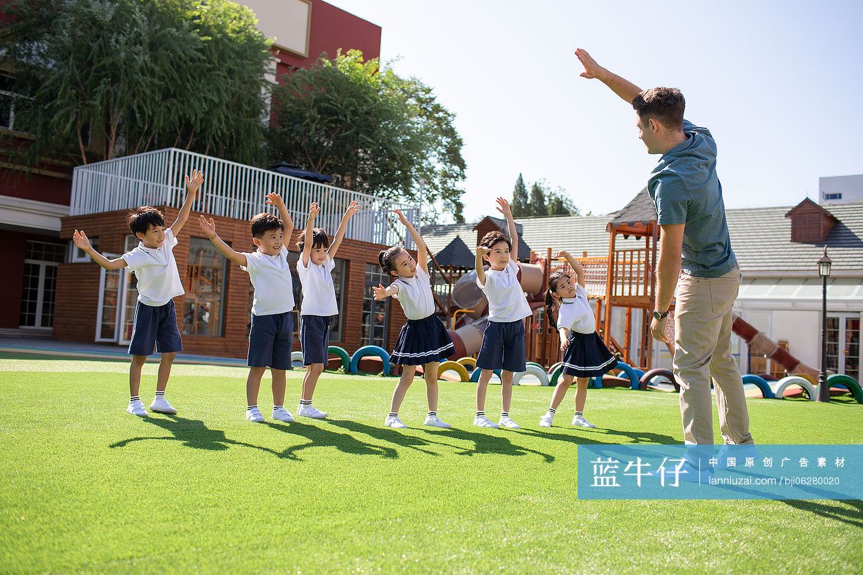 外教和孩子在操场做体操