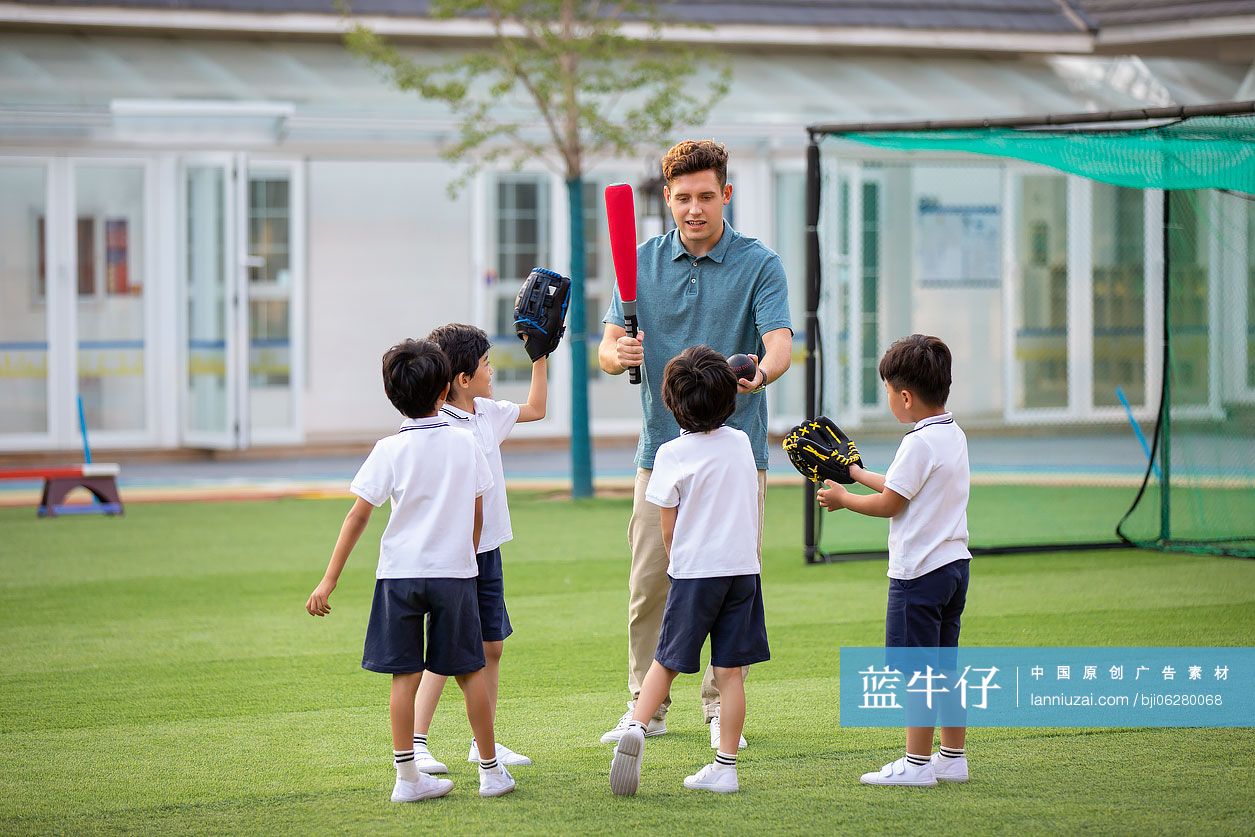 老师教孩子玩棒球