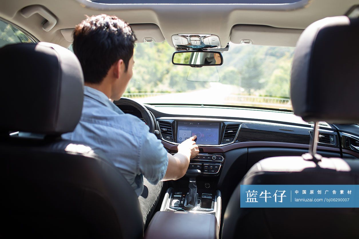 年轻男士驾驶汽车