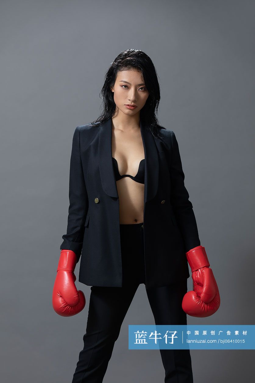 年轻女士戴着拳击手套