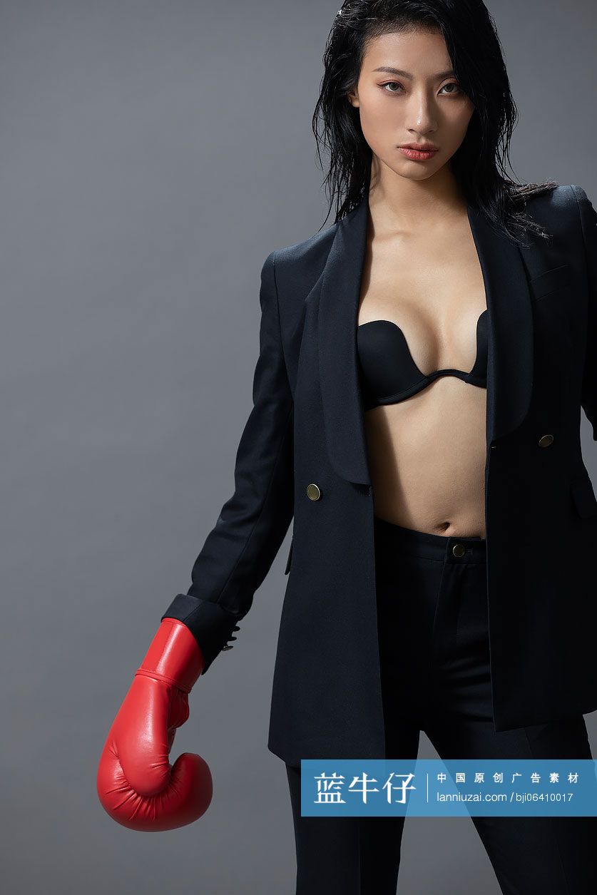 年轻女士戴着拳击手套