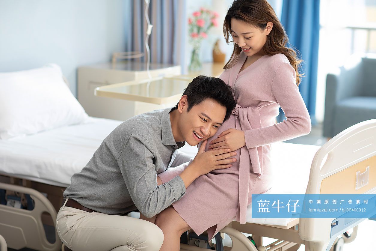 年轻夫妇在产科病房里