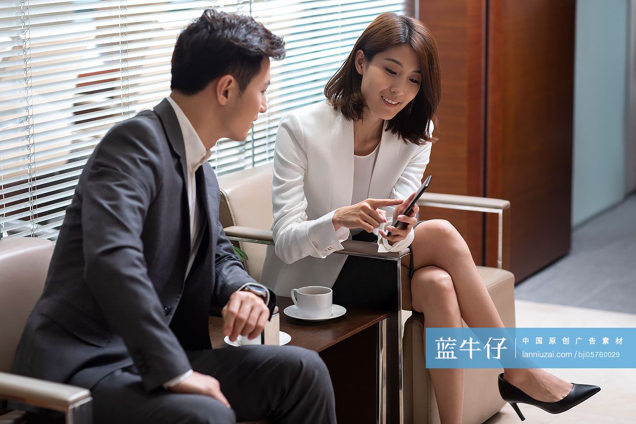 商务人士在办公室使用手机