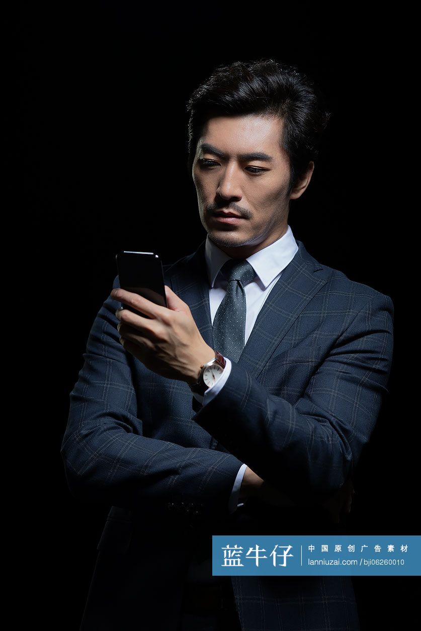 成功的商务男士使用手机