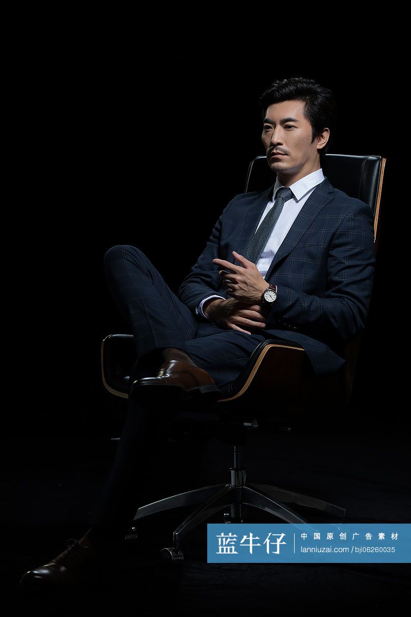 成功的商务男士沉思