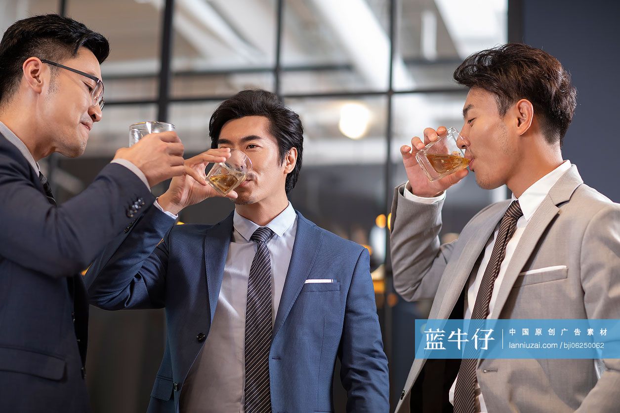 成功商务男士在办公室喝酒