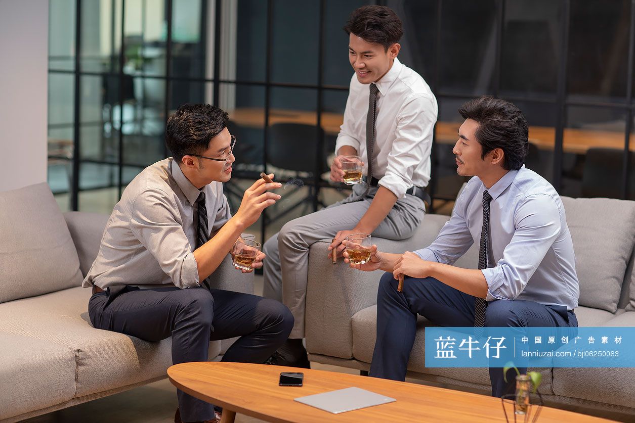 成功商务男士在办公室喝酒