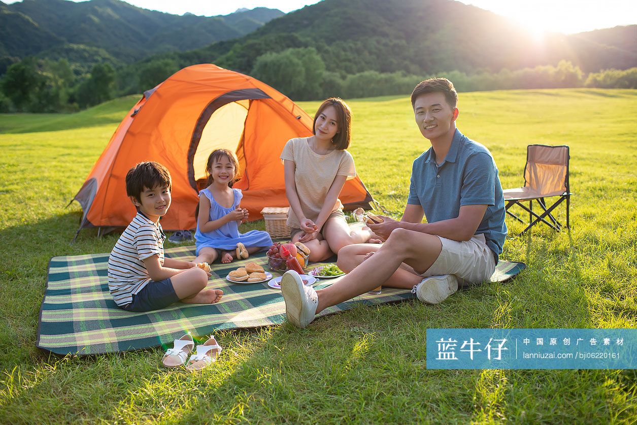 快乐的年轻家庭在户外野餐