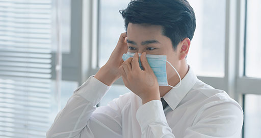 Young Chinese businessman wearing surgical mask in office,4K