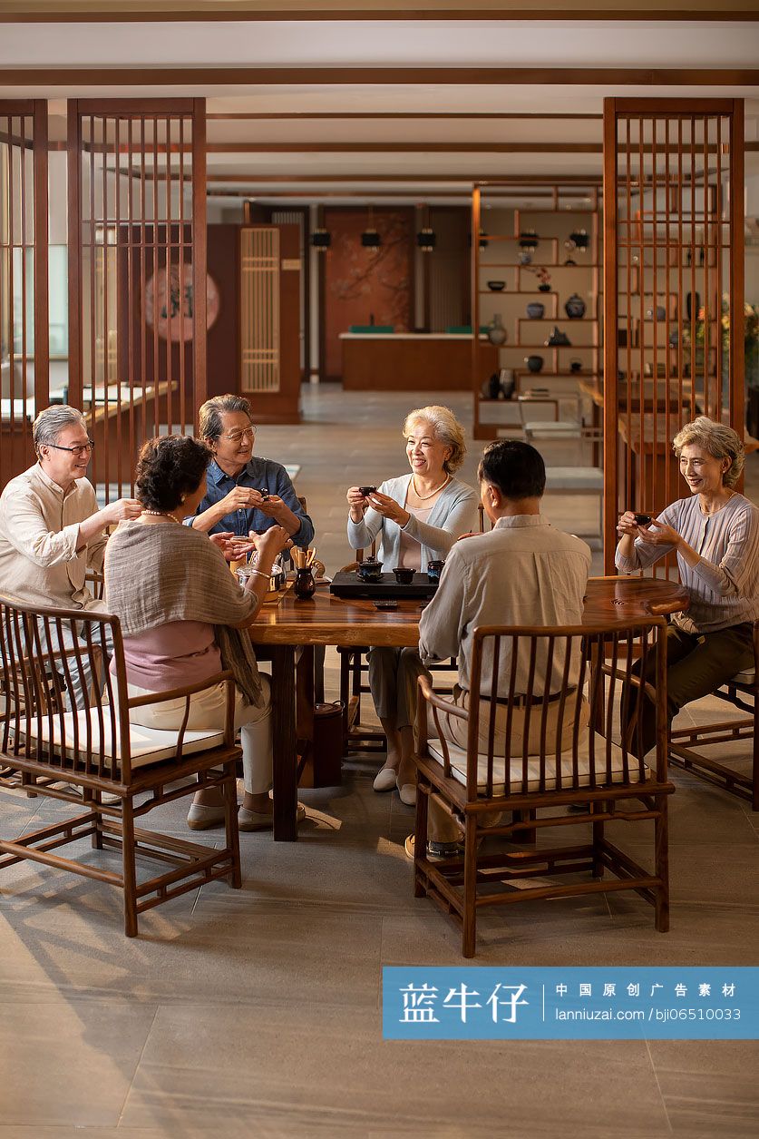 老人们聚在茶馆喝茶聊天