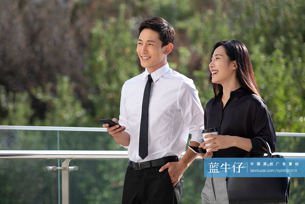 自信的年轻商务人士