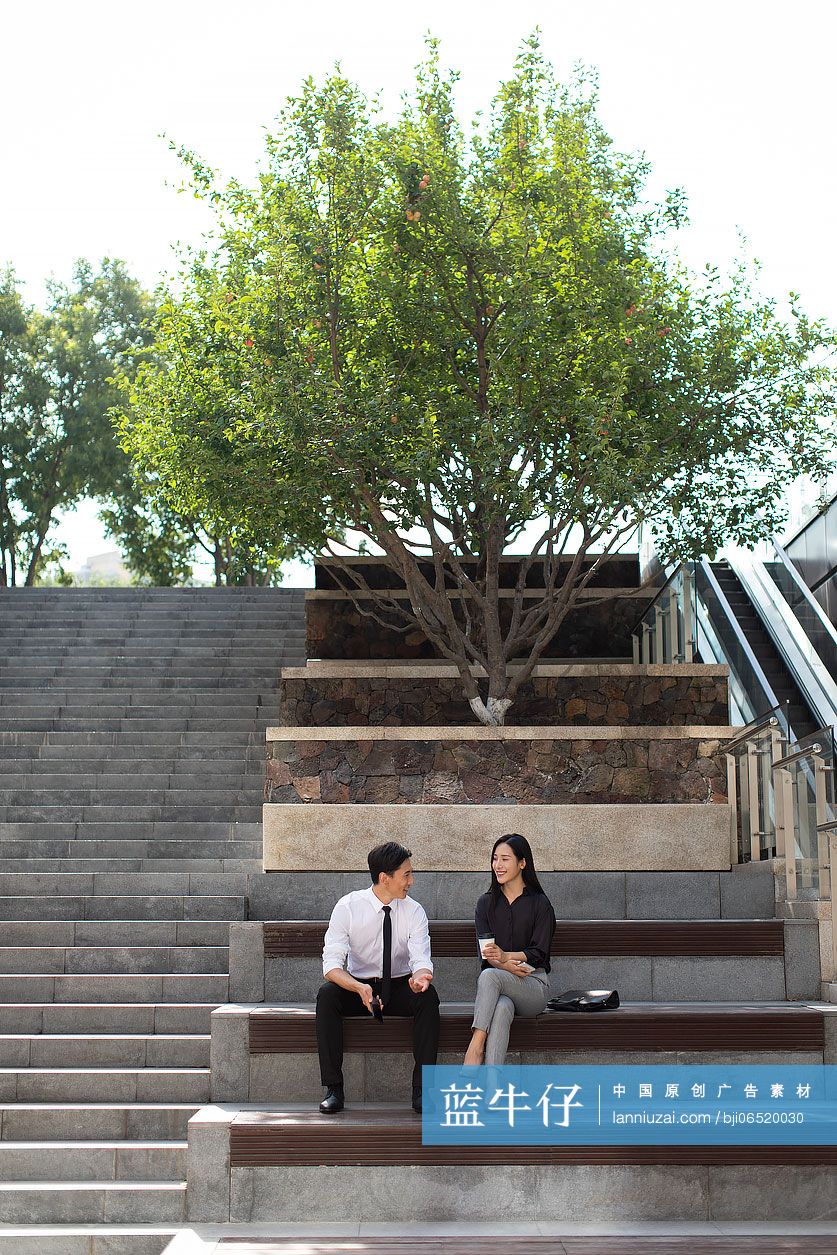 年轻商务人士户外聊天