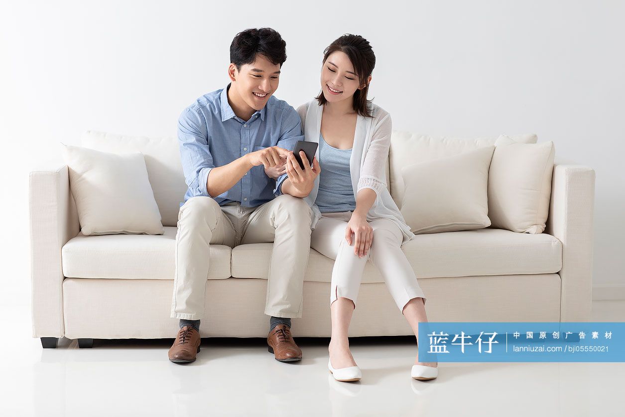 开心的年轻情侣玩手机